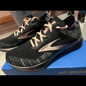 Brooks Levitate 4, womens size 9, new with box